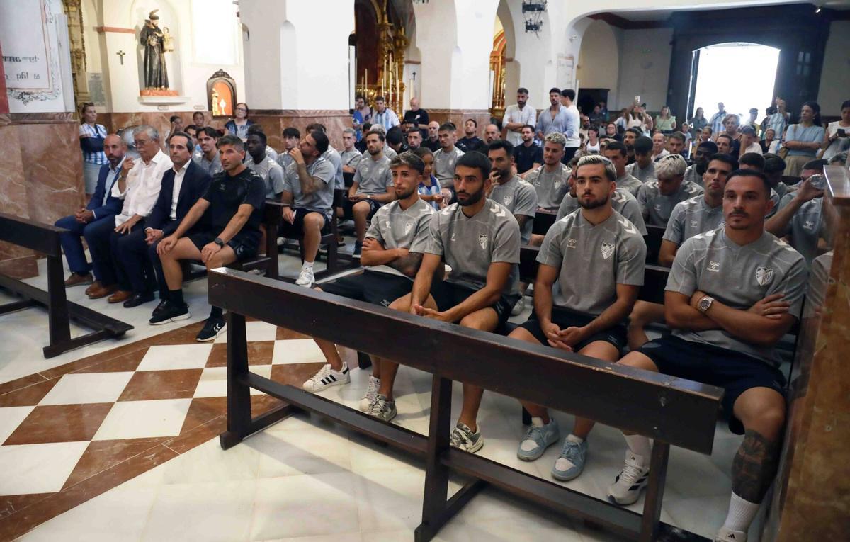 El Málaga realiza su tradicional ofrenda floral a la Divina pastora