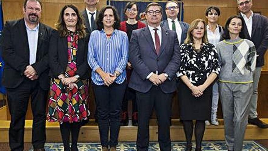 Julio Abalde, en el centro, con el resto de su candidatura.