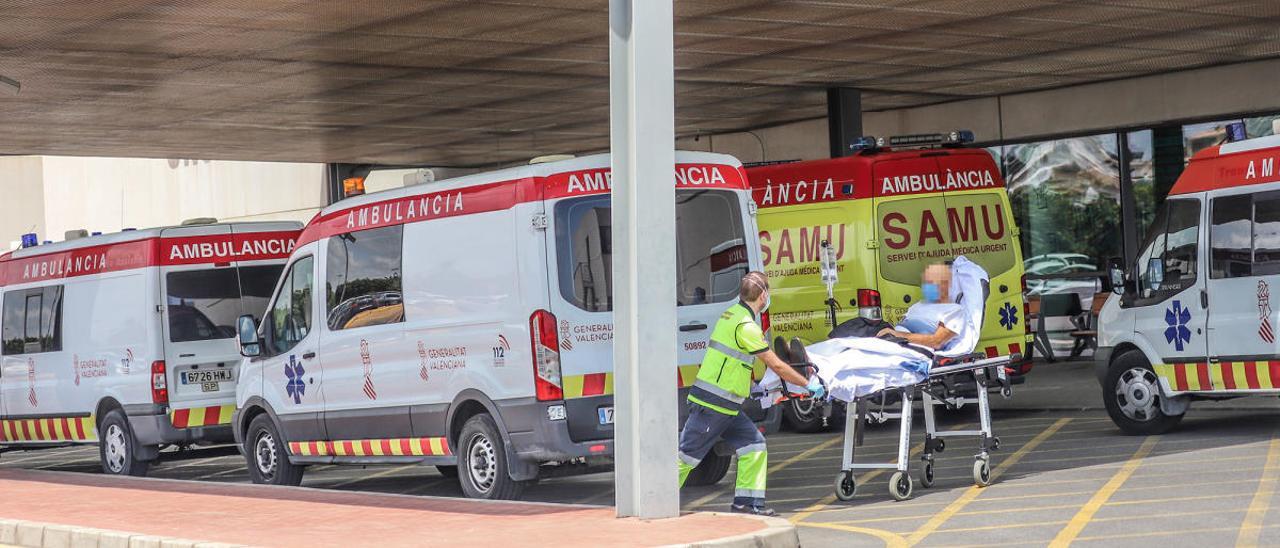 Traslado de un paciente en el hospital de Torrevieja.