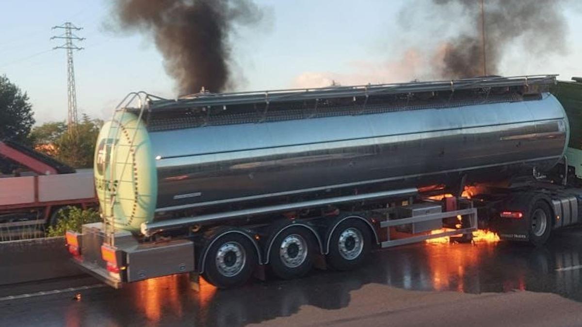 El incendio de un camión cisterna en la AP-7 en Barberà del Vallès