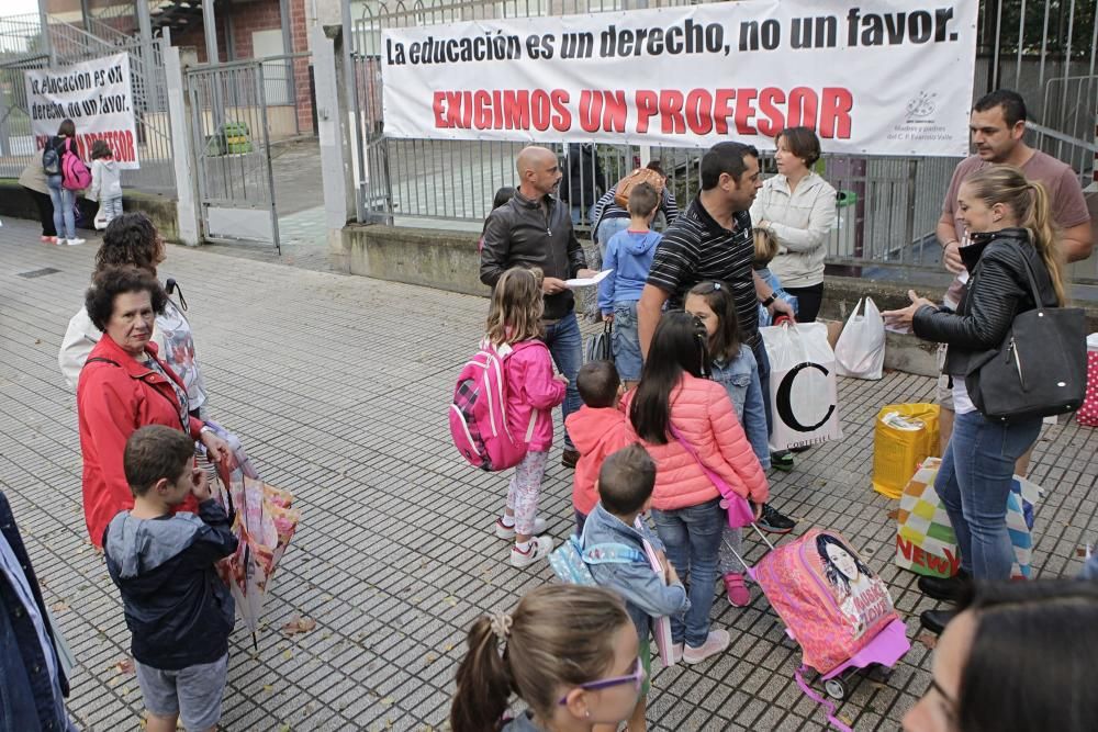 Inicio del curso con protesta de familias en el colegio Evaristo Valle del Polígono de Pumarín (Gijón)