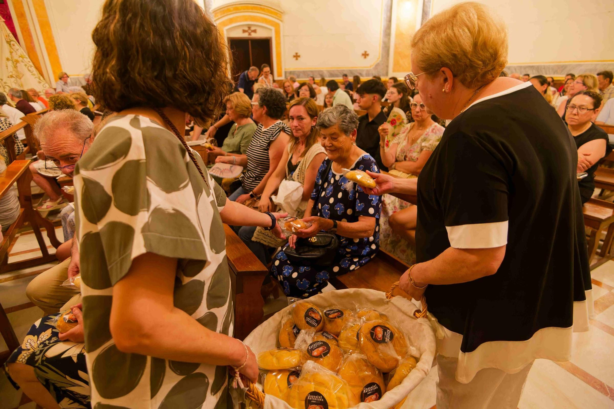 Galería | La Joventut Antoniana de Vila-real reparteix panets beneIts per la seua festa anual