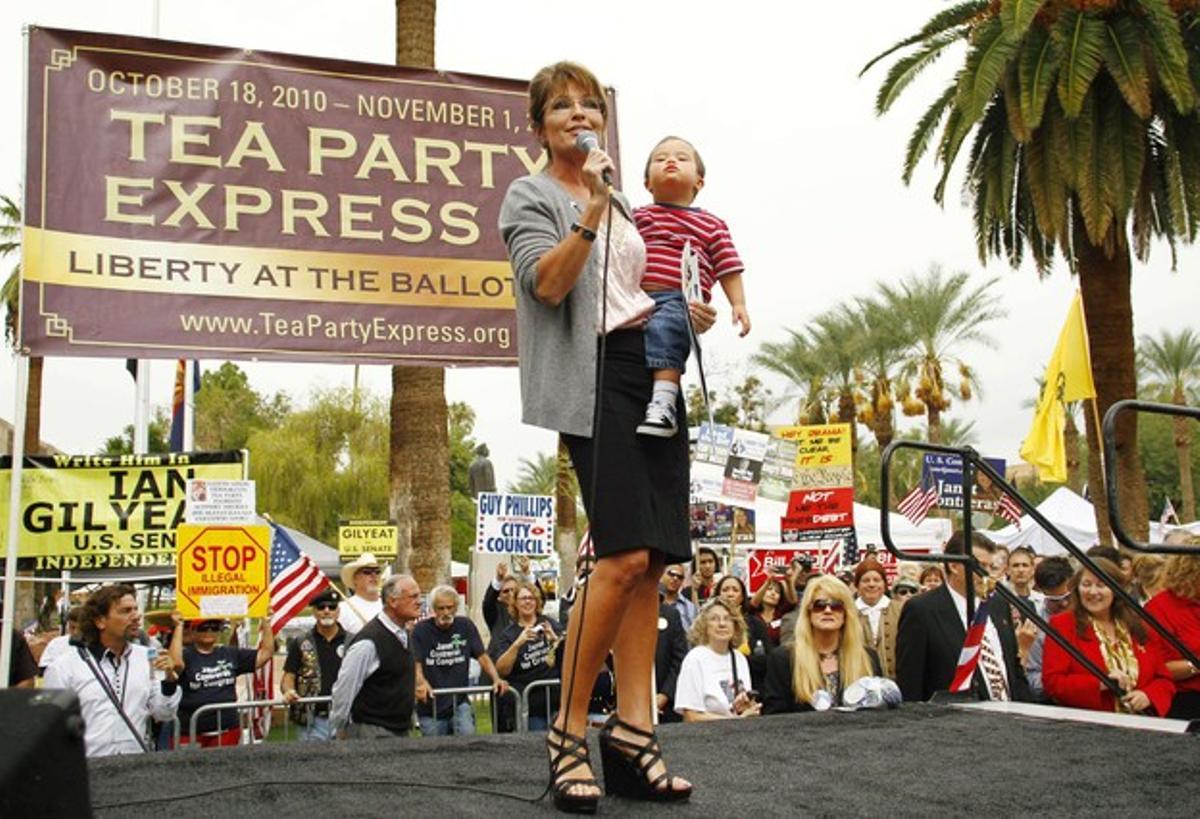 Sarah Palin sosté el seu fill Trig durant un míting del Tea Party, el 22 d’octubre del 2010, a Phoenix. Sarah Palin sosté el seu fill Trig durant un míting del Tea Party, el 22 d’octubre del 2010, a Phoenix.