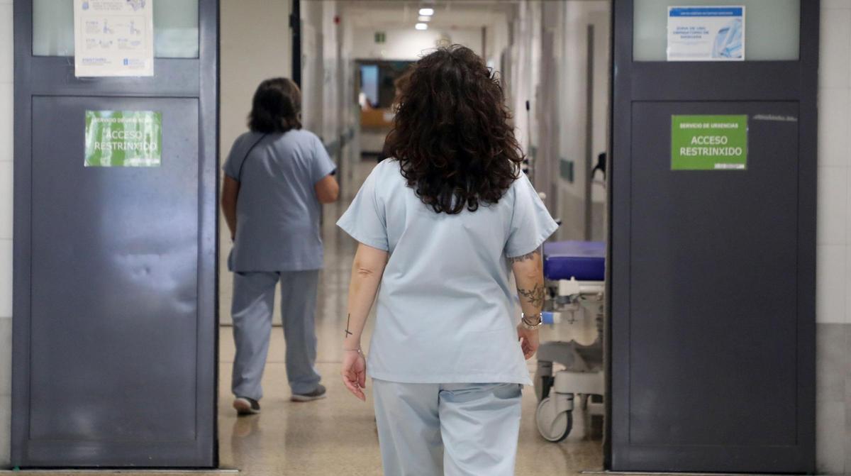 Personal sanitario en los pasillos de un centro hospitalario.