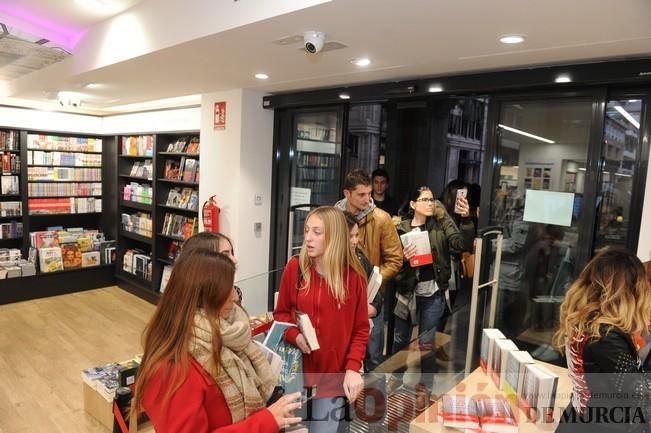 Javier Castillo firma su nueva novela, 'El día que se perdió el amor', en la Casa del Libro de Murcia