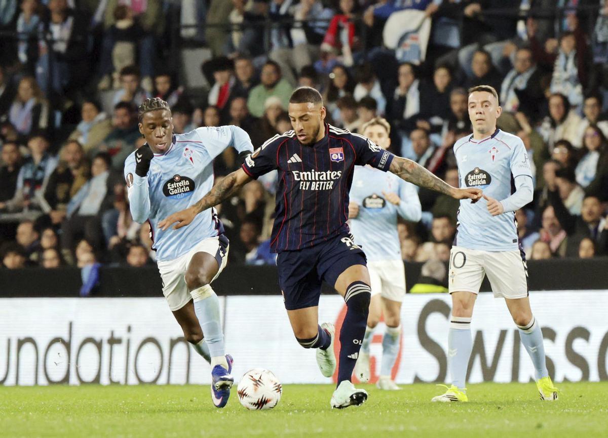 Moriba corre tras Tolisso durante el partido de ayer.