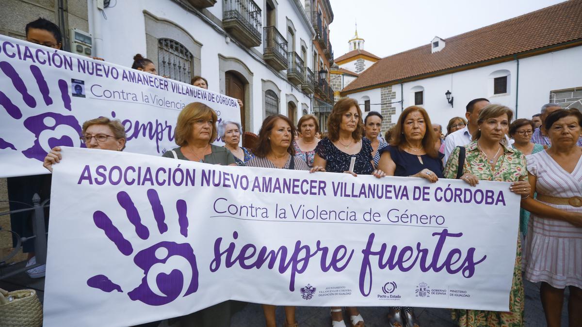 Una concentración de repulsa en Villanueva de Córdoba por el asesinato machista de una de sus vecinas en Pozoblanco.