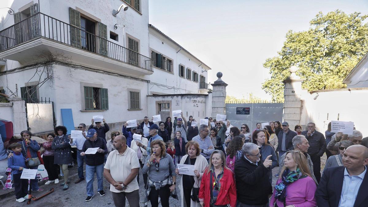 Unos 50 vecinos se concentran en Son Busquets contra la ocupación: “Pedimos seguridad para la finca”