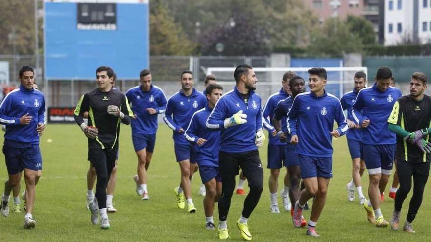 Los jugadores del Avilés, en un entrenamiento en el Suárez Puerta.