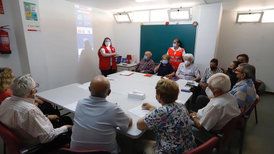 Cruz Roja organiza videollamadas con personas mayores para combatir su soledad