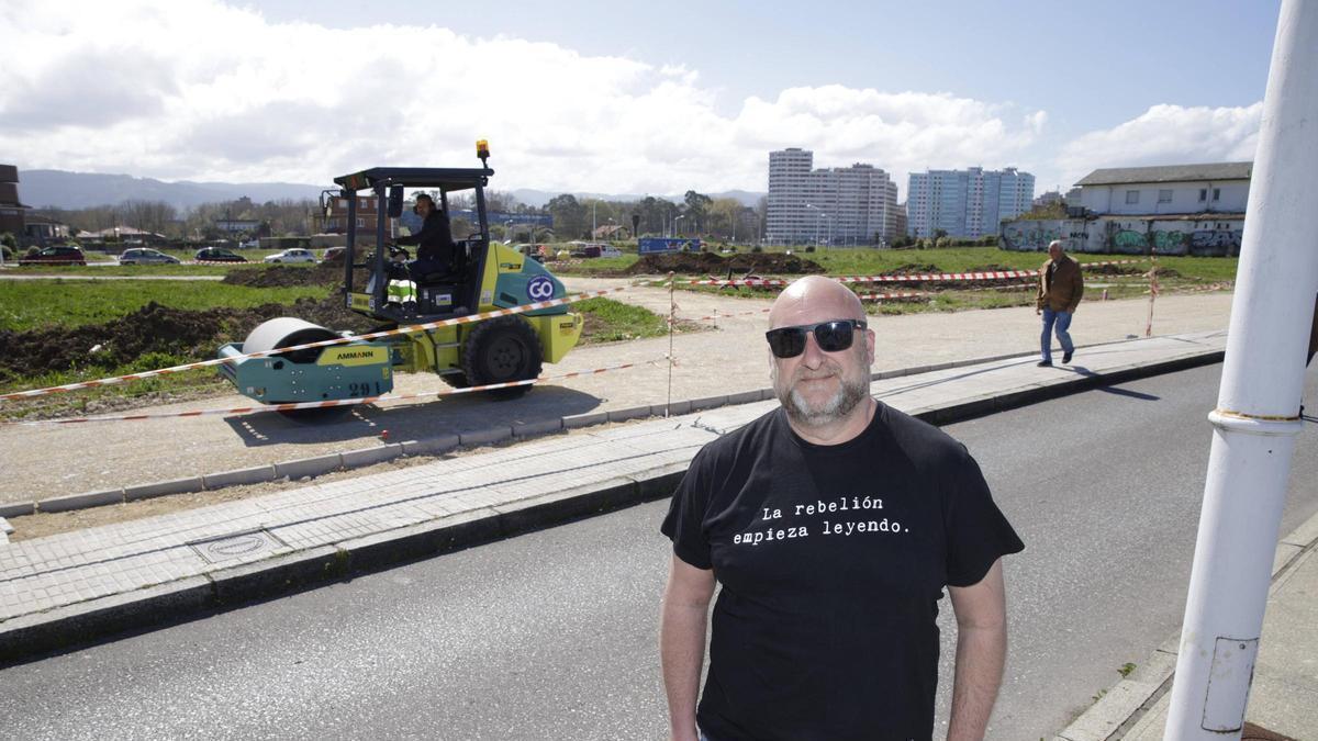 Los paseantes celebran los avances de la primera fase de la playa verde del Rinconín, en Gijón: "En verano se llenará"