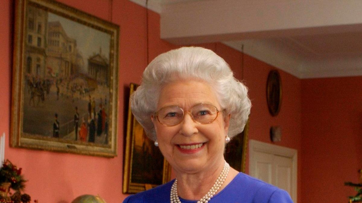 La reina Isabel II sonríe