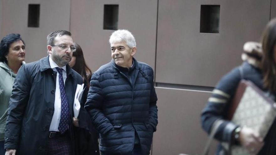 Belarmino Fernández, a la derecha, llega a la Audiencia Provincial con su abogado.