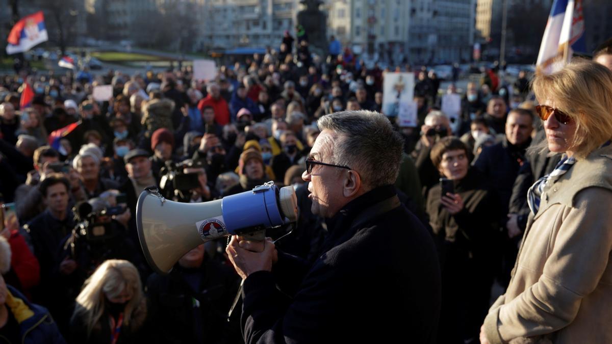 Srdjan Djokovic se dirige a la manifestación en apoyo de su hijo, el tenista serbio Novak Djokovic, en Belgrado