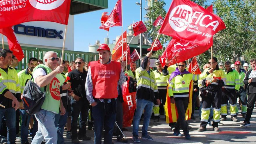 Trabajadores de la fábrica de Lloseta se manifiestan.