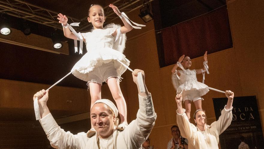 La “burra” Sonia Carrera Piedras, en primer plano con la “penla” sobre sus hombros, ayer, durante  su baile de despedida en el Multiusos de A Xunqueira de Redondela.  // RICARDO GROBAS