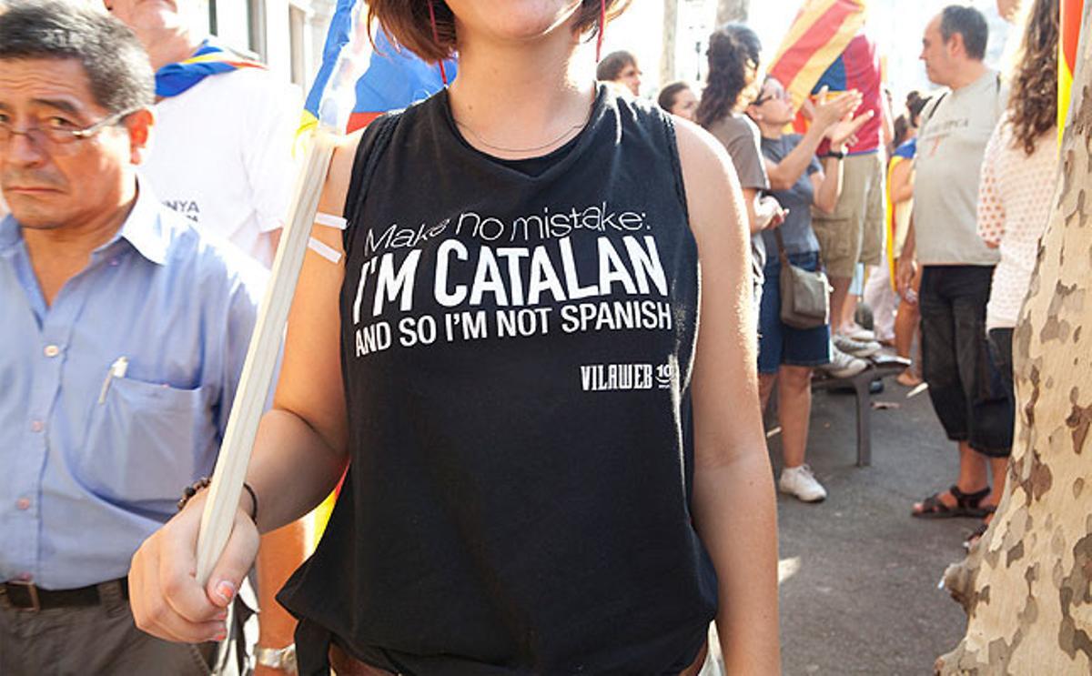 Los manifestantes han acudido a la manifestación con camisetas de todo tipo con mensajes a favor de la independencia