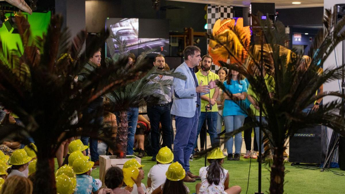 José Gilberto Moreno, director del Museo Elder, durante la presentación de ‘Eldersaurio’ con un grupo de escolares.