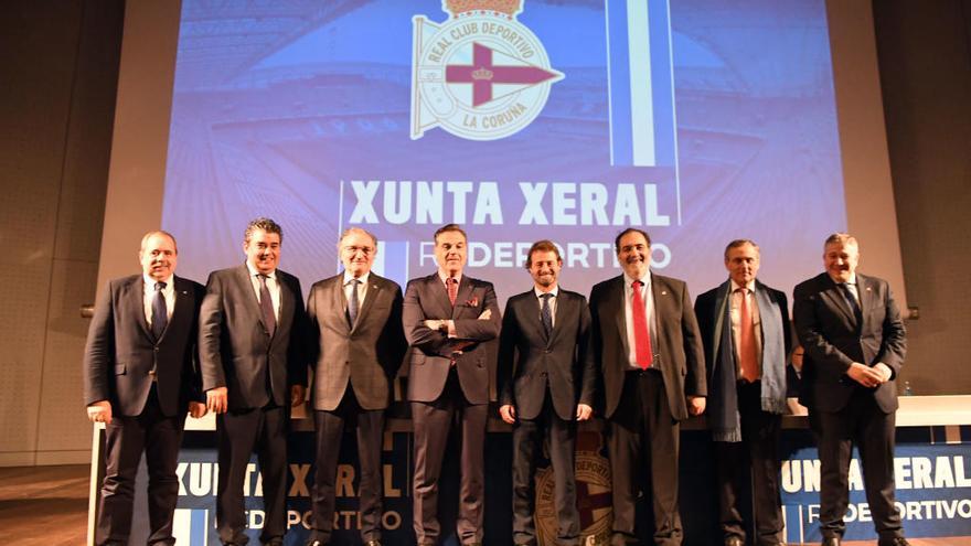 Fernando Vidal posa con los consejeros de su equipo tras ser elegido en la junta anterior // Víctor Echave