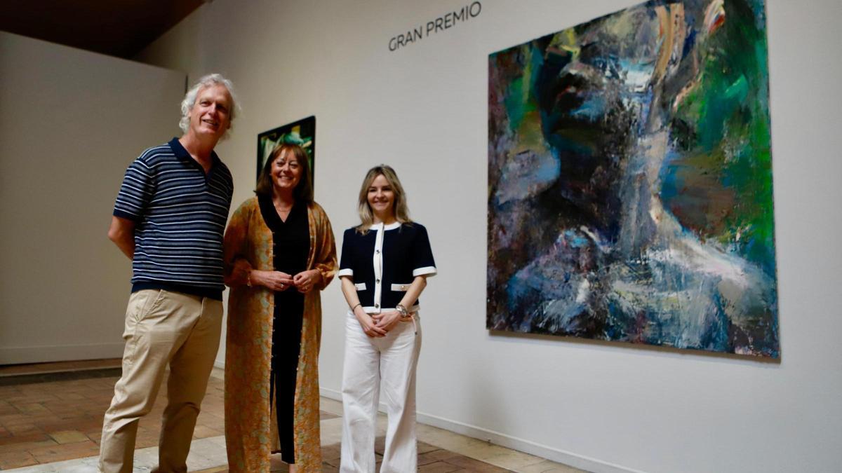 Eduardo Lozano, este viernes en el Palacio de Sástago junto a su obra.