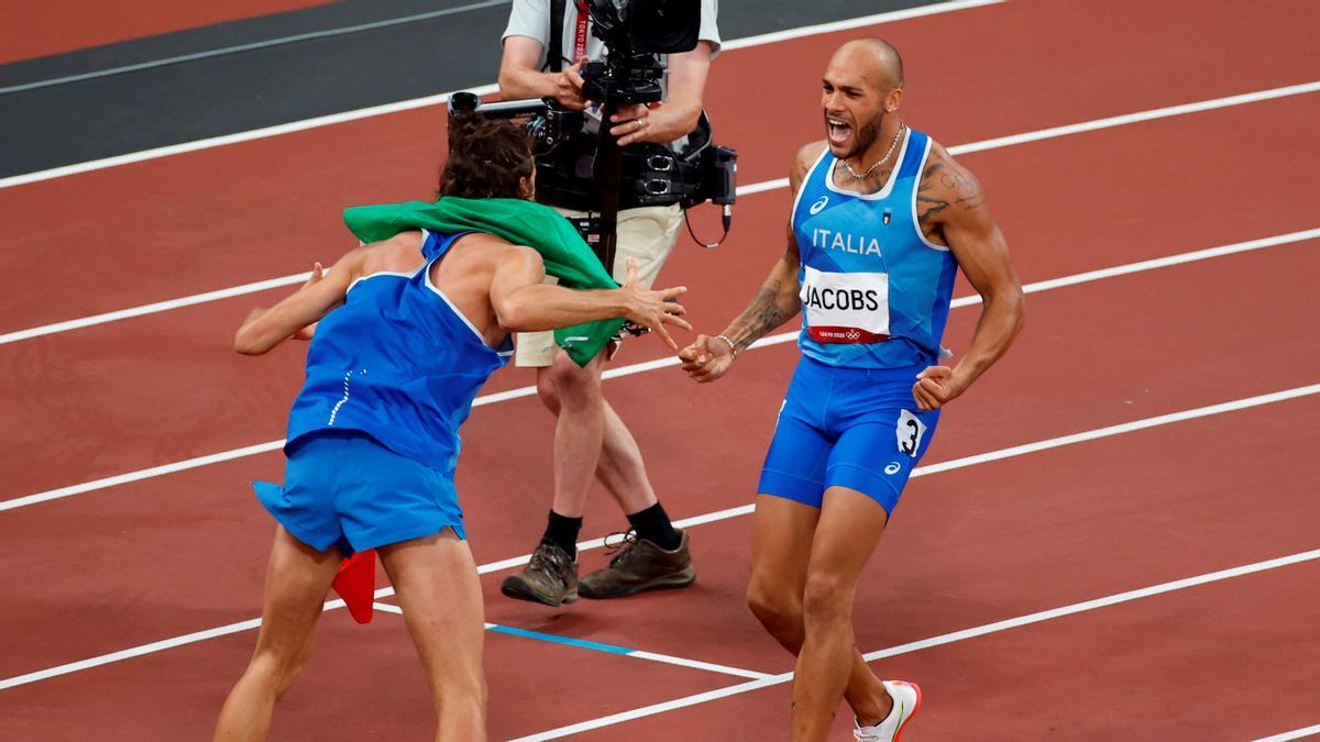 Jacobs recibe la felicitación de Tamberi tras ganar los 100 metros.