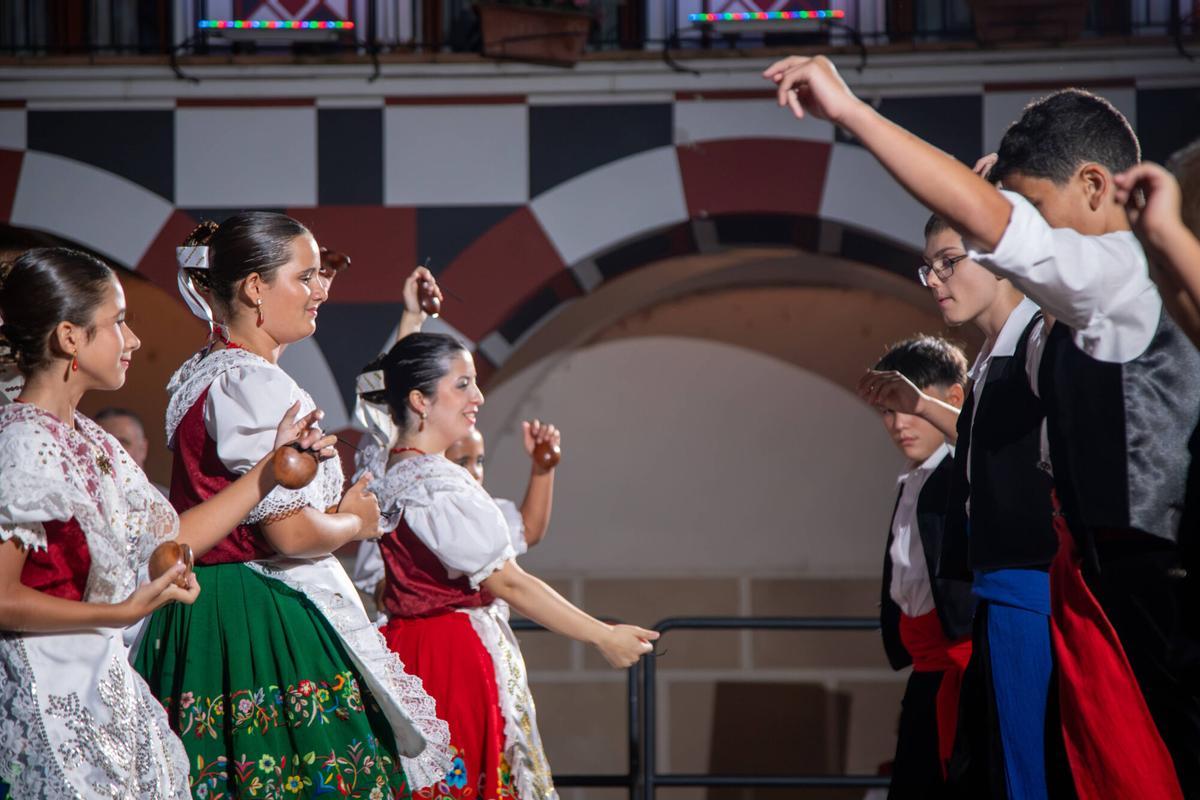 El folklore infantil toma la Plaza Alta de Badajoz