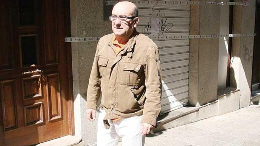 Jaime López, delante de su local, precintado por el juez.