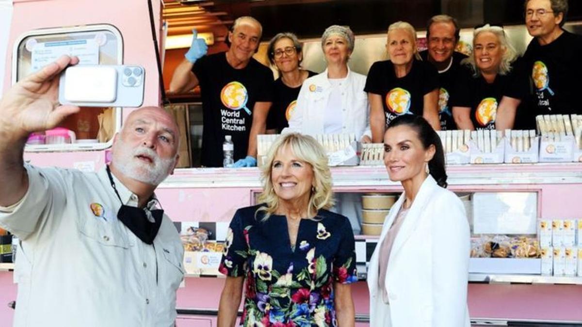 José Andrés se hace un 'selfie' con Jill Biden, la Reina Letizia y un grupo de cocineros de su organización World Central Kitchen. | Casa del Rey | REUTERS / EFE