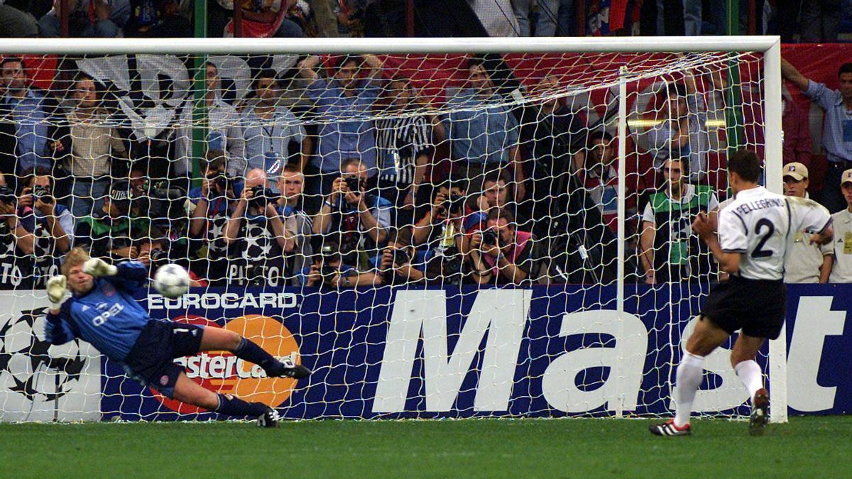 Oliver Kahn detiene el penalti de Pellegrino