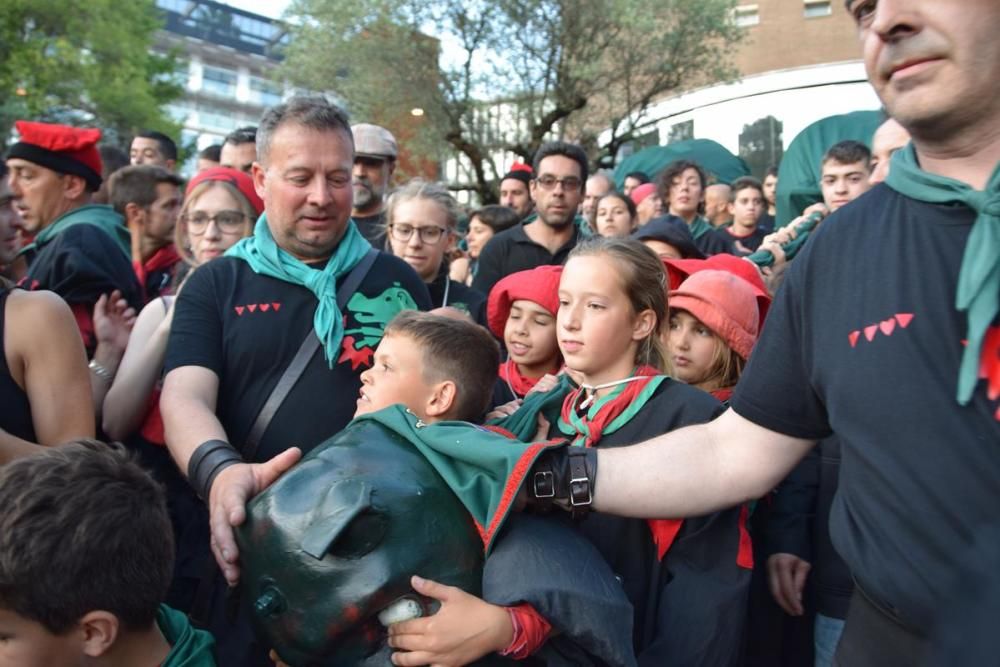 La plaça de Sant Pere s'omple en l'inici de la darrera passada de la Patum