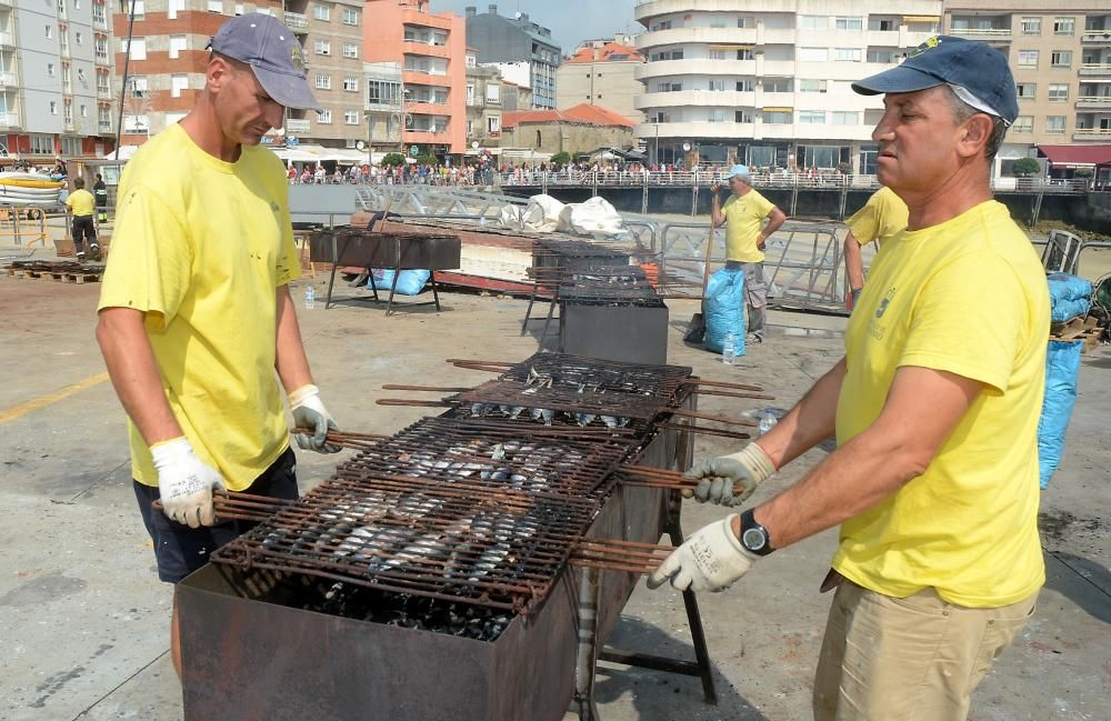 Sanxenxo homenajea a os turistas con una sardiñada