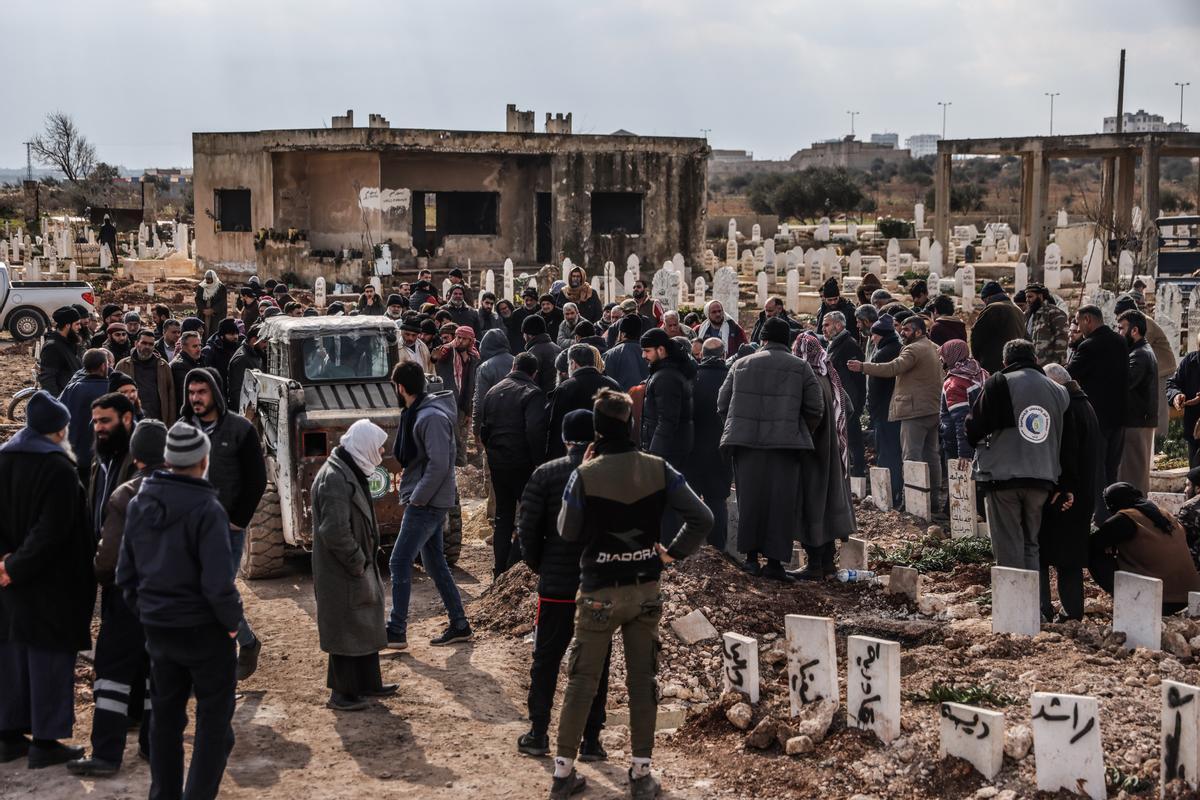 Los sirios de Idlib entierran a sus familiares que murieron como resultado del devastador terremoto a lo largo de la frontera turco-siria