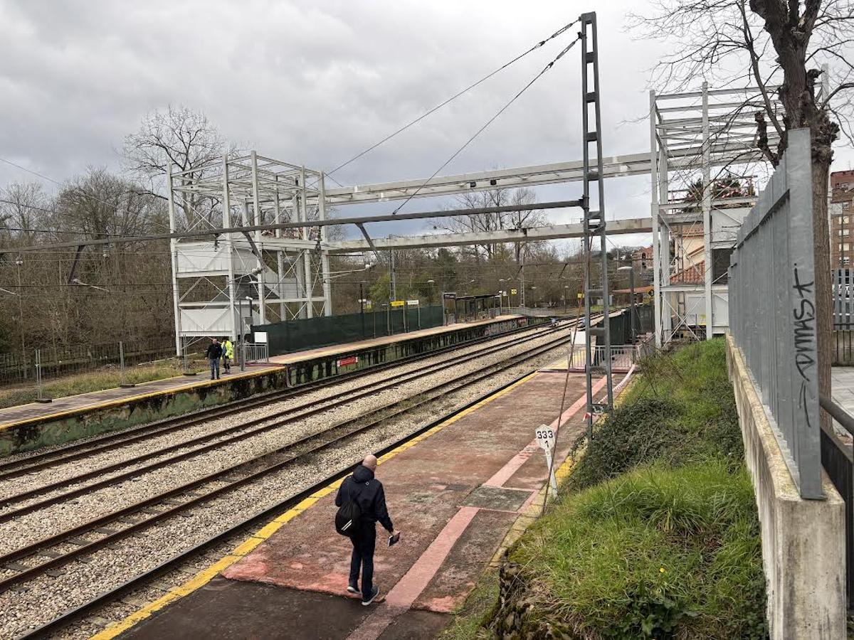 La pasarela elevada sobre las vías de la estación que quedó sin terminar.