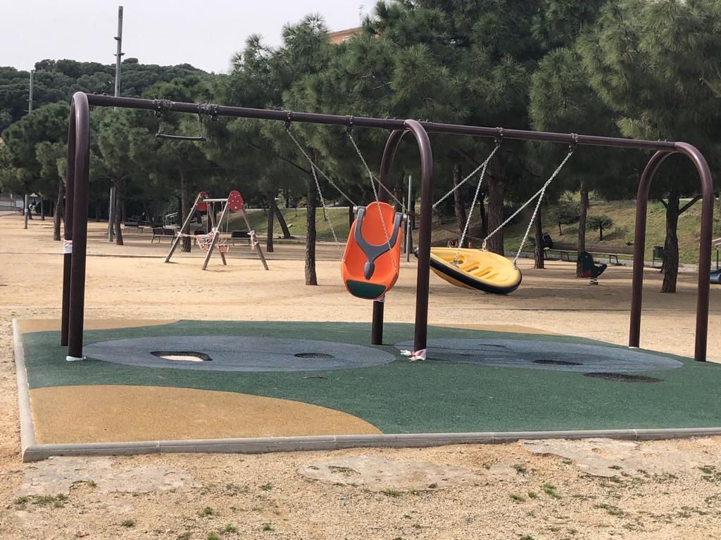 Aspecto de una zona de juegos infantiles en el Nou Parc Central de Mataró, hasta el momento cerrados.