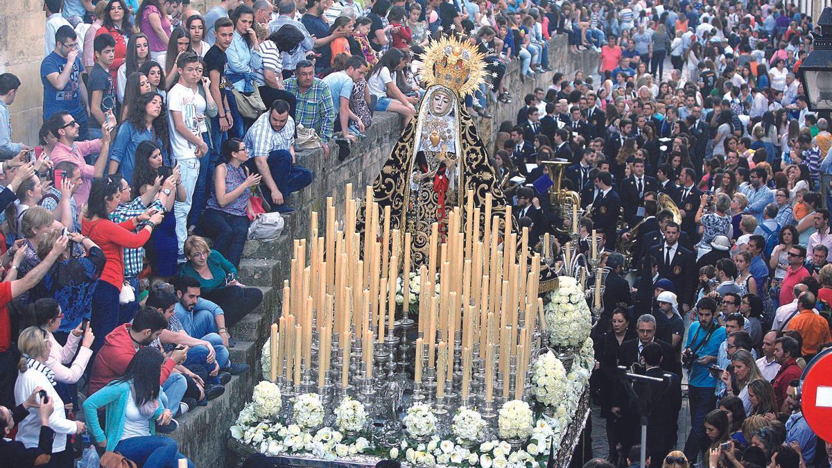 Virgen de los Dolores: La Dolorosa servita mantiene una estética que ha perdurado a lo largo de los siglos.