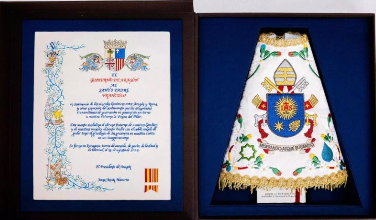 Imagen del regalo del mantón de Azcón al papa Francisco.