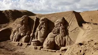 El belén de arena de Las Canteras resiste a la borrasca Emilia en su 20 aniversario