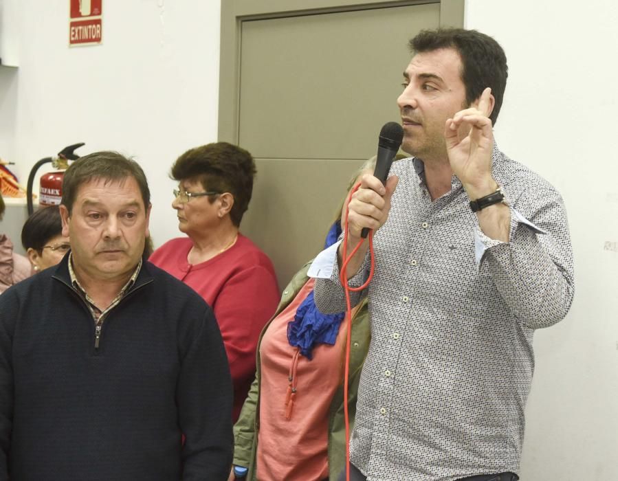 Tensa asamblea de vecinos en Eirís