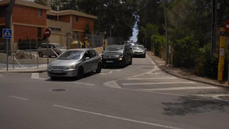 Coches detenidos ante el stop de la calle Antoni Jaume.