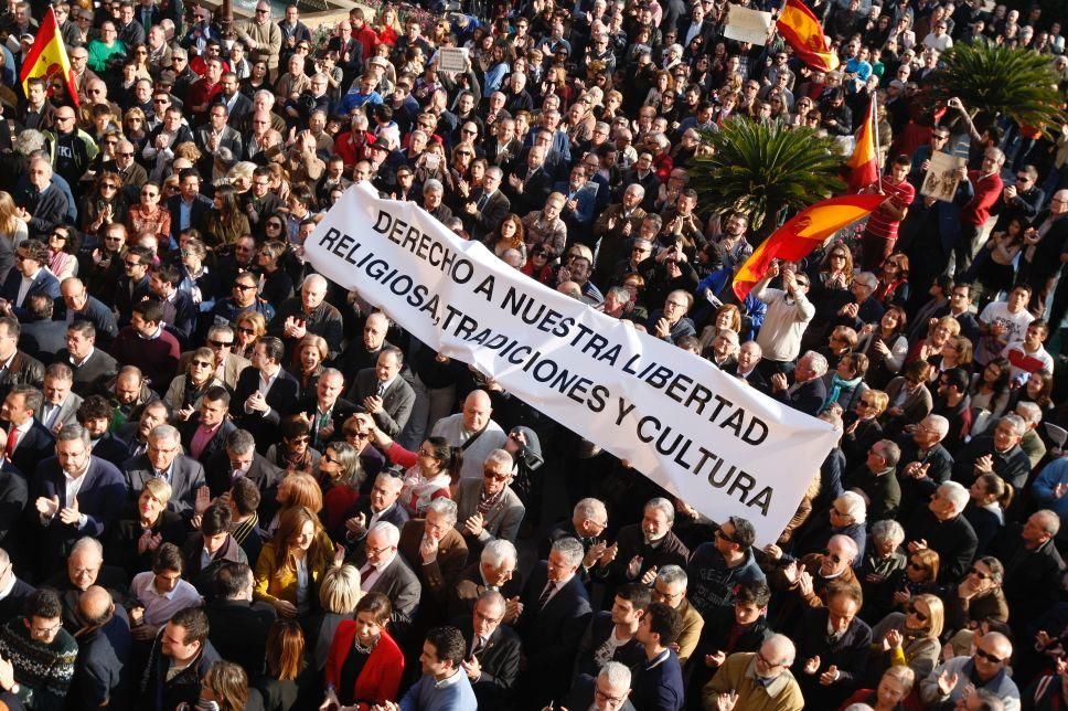 Los cofrades se manifiestan por la Semana Santa tradicional