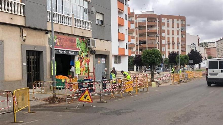 El acerado de la avenida López de Ayala inicia su fase de ampliación