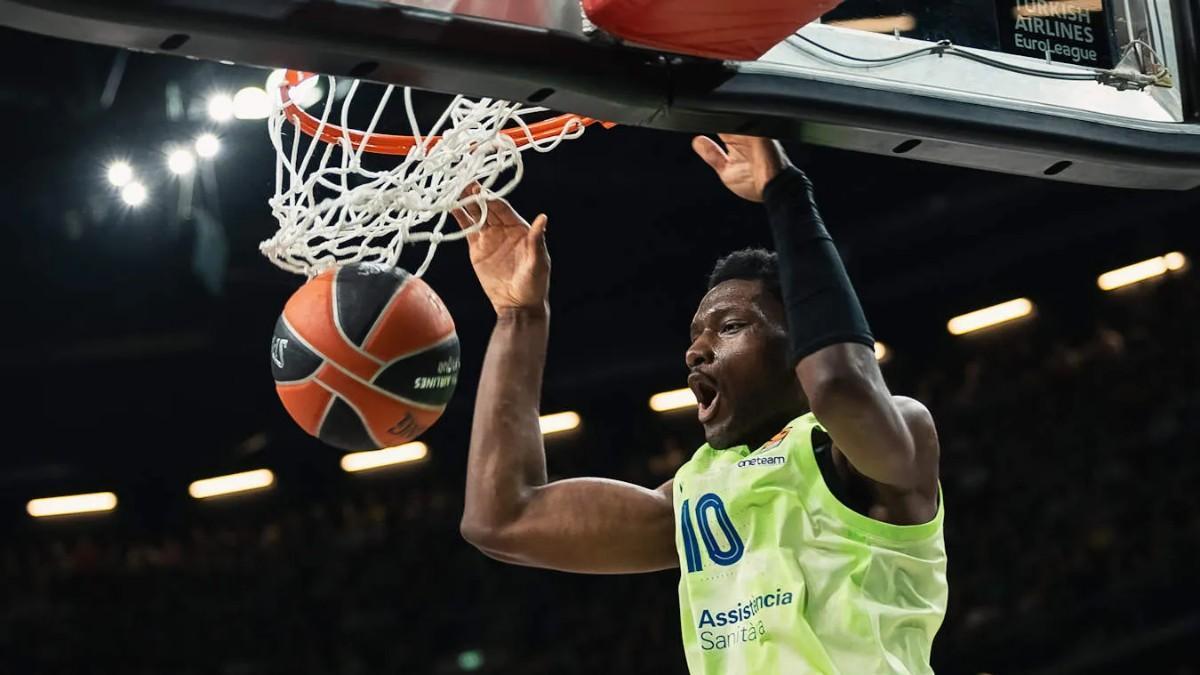 Chimezie Metu, en un partido con el Barça