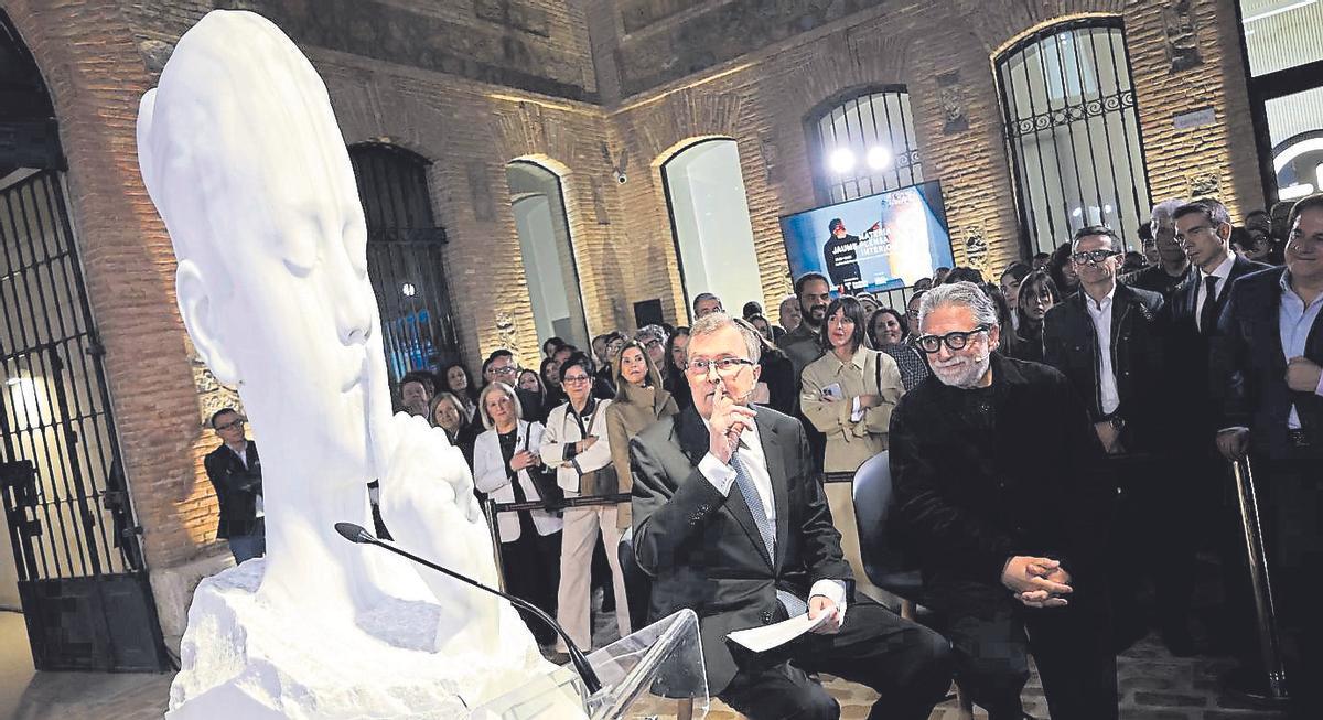 Un moment de la inaguración de la exposición de Jaume Piensa (derecha) en la Cárcel Vieja de Murcia.