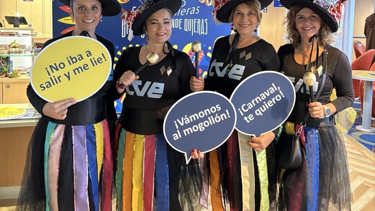Pasajeras en carnaval en Fred. Olsen Express.