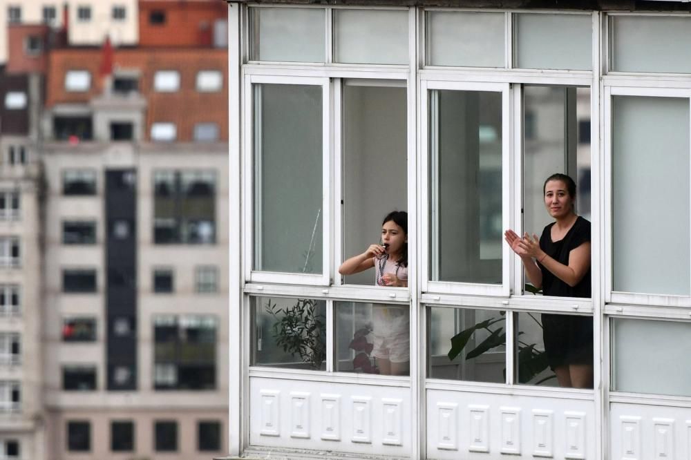 Vecinos unidos en la cuarentena por los aplausos en los balcones