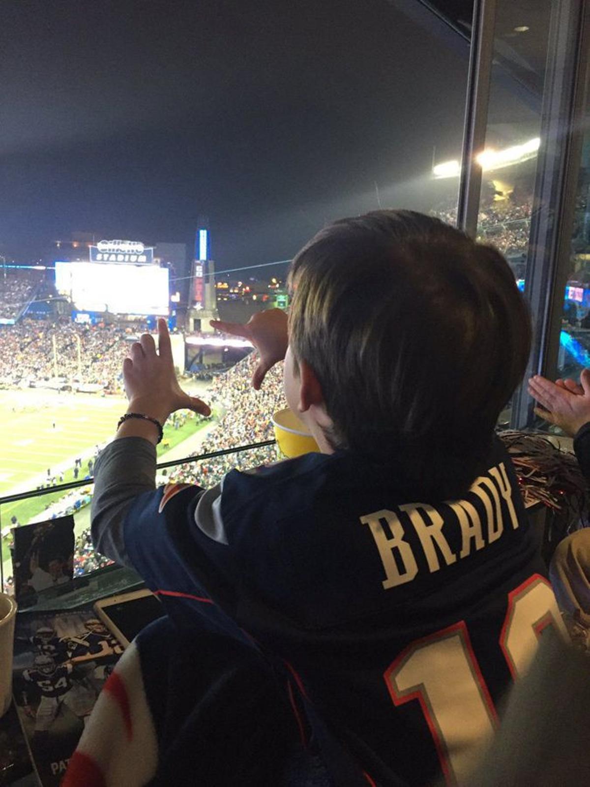 Super Bowl 2017: el pequeño Benjamin animando a su padre