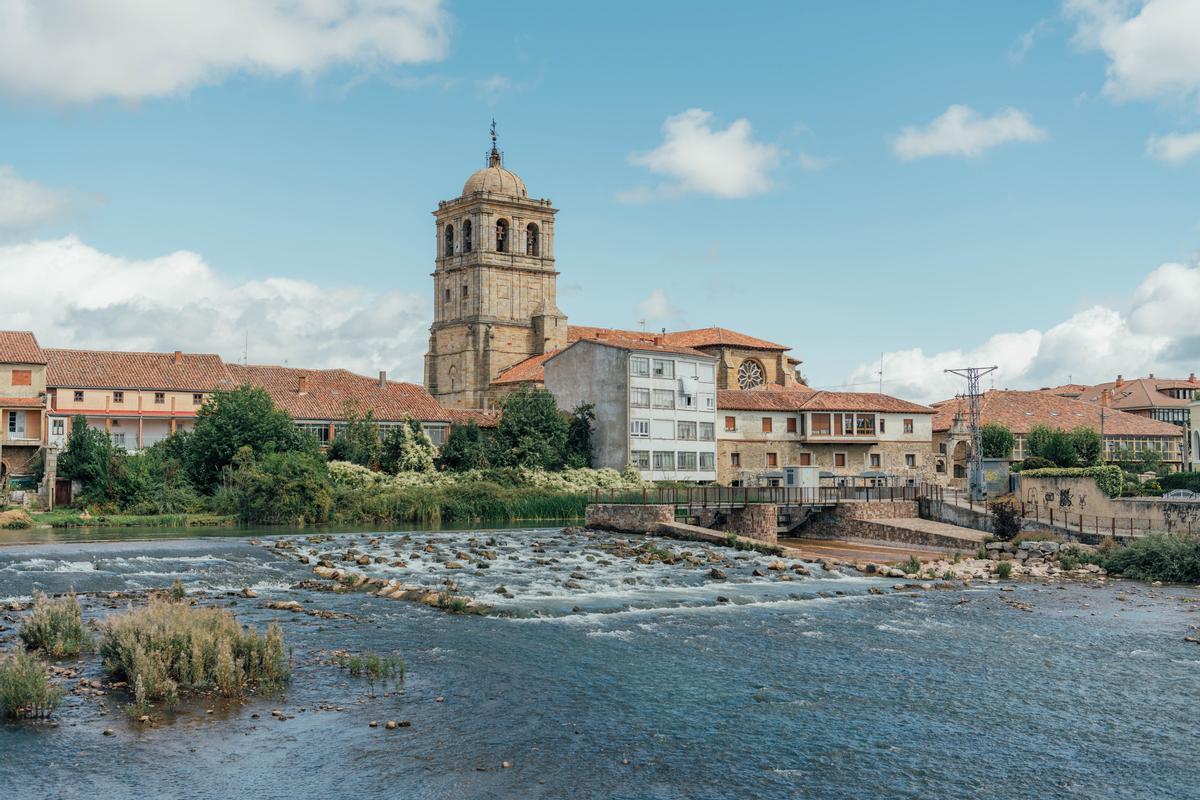 Es una de las localidades del Camino de Santiago del Norte