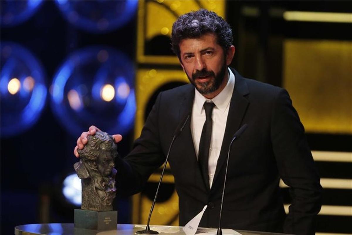 Alberto Rodríguez recull el Goya al millor director per ’La illa mínima’.
