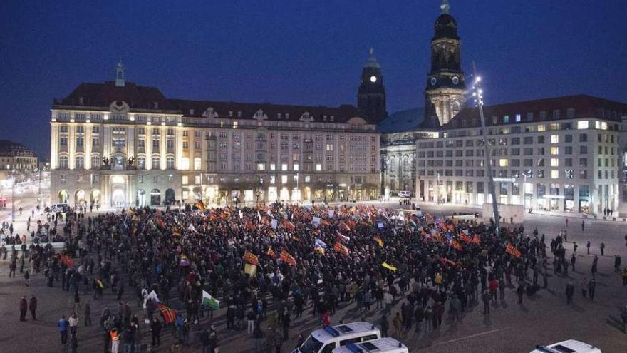 Manifestación del movimiento xenófobo Pegida en la ciudad germano-oriental de Dresde. // Efe