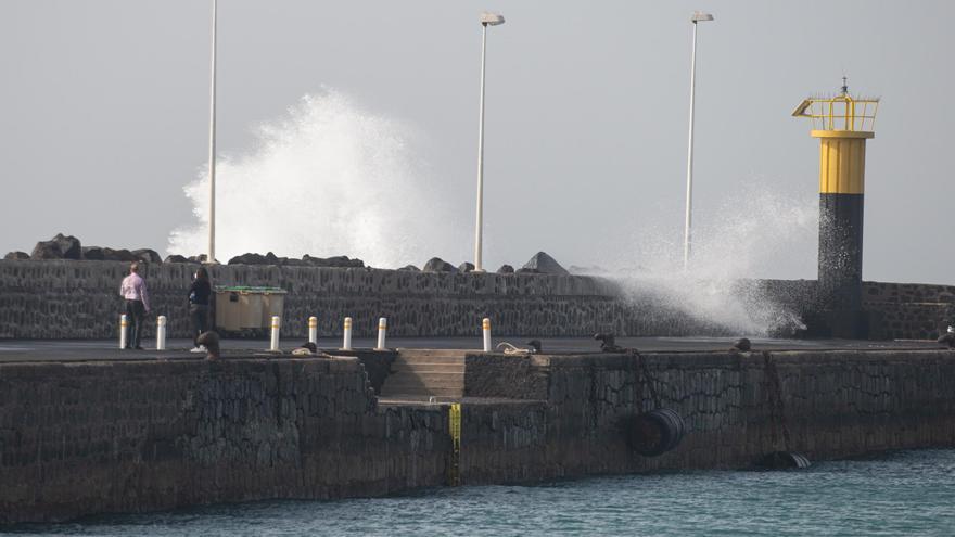 Mor un home a Lanzarote després de llançar-se al mar per recollir un fardell de droga